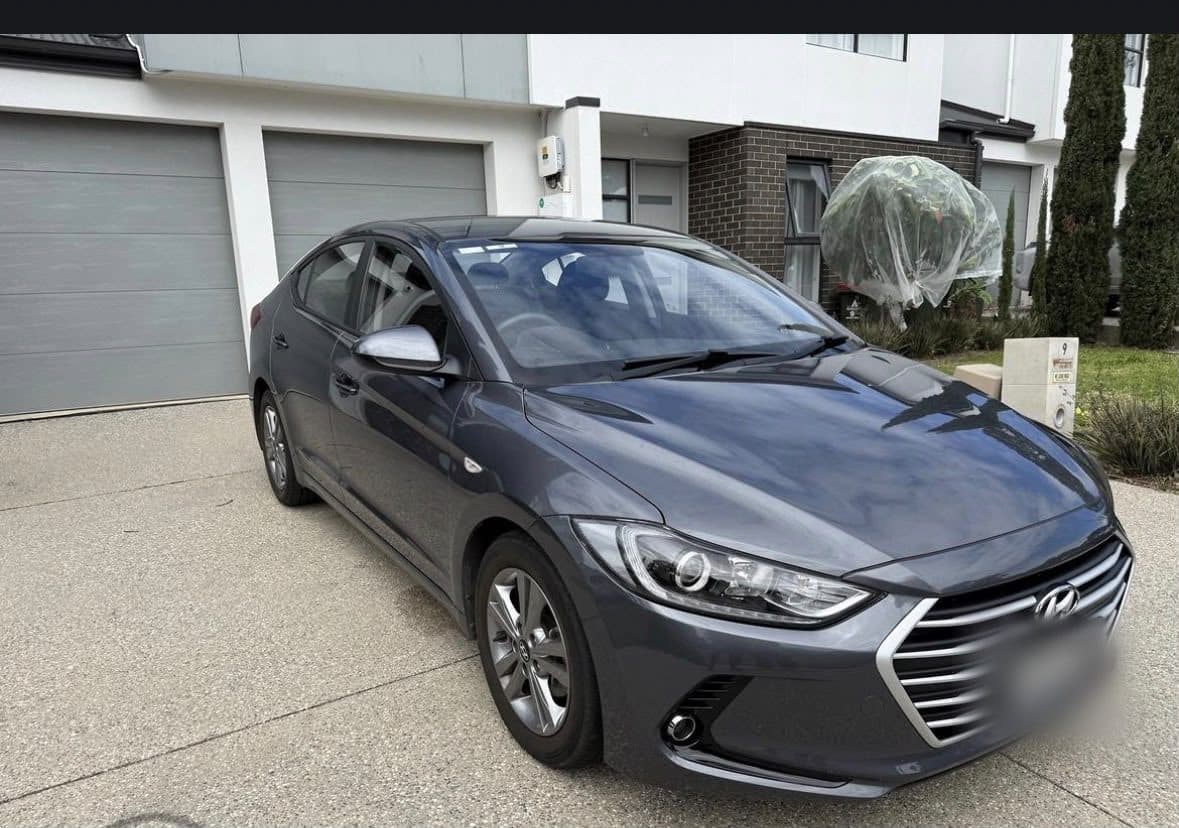 Grey 2017 Hyundai Elantra sedan parked on a driveway, photo 3